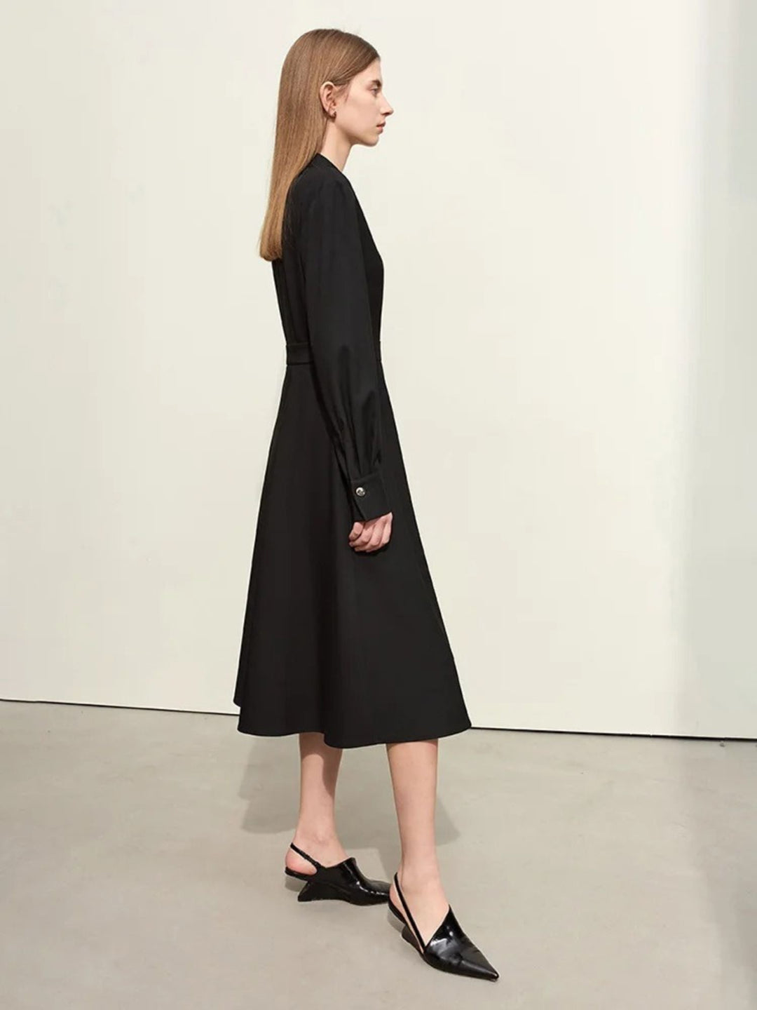 Asymmetric knee-length dress with metal buckle belt 5