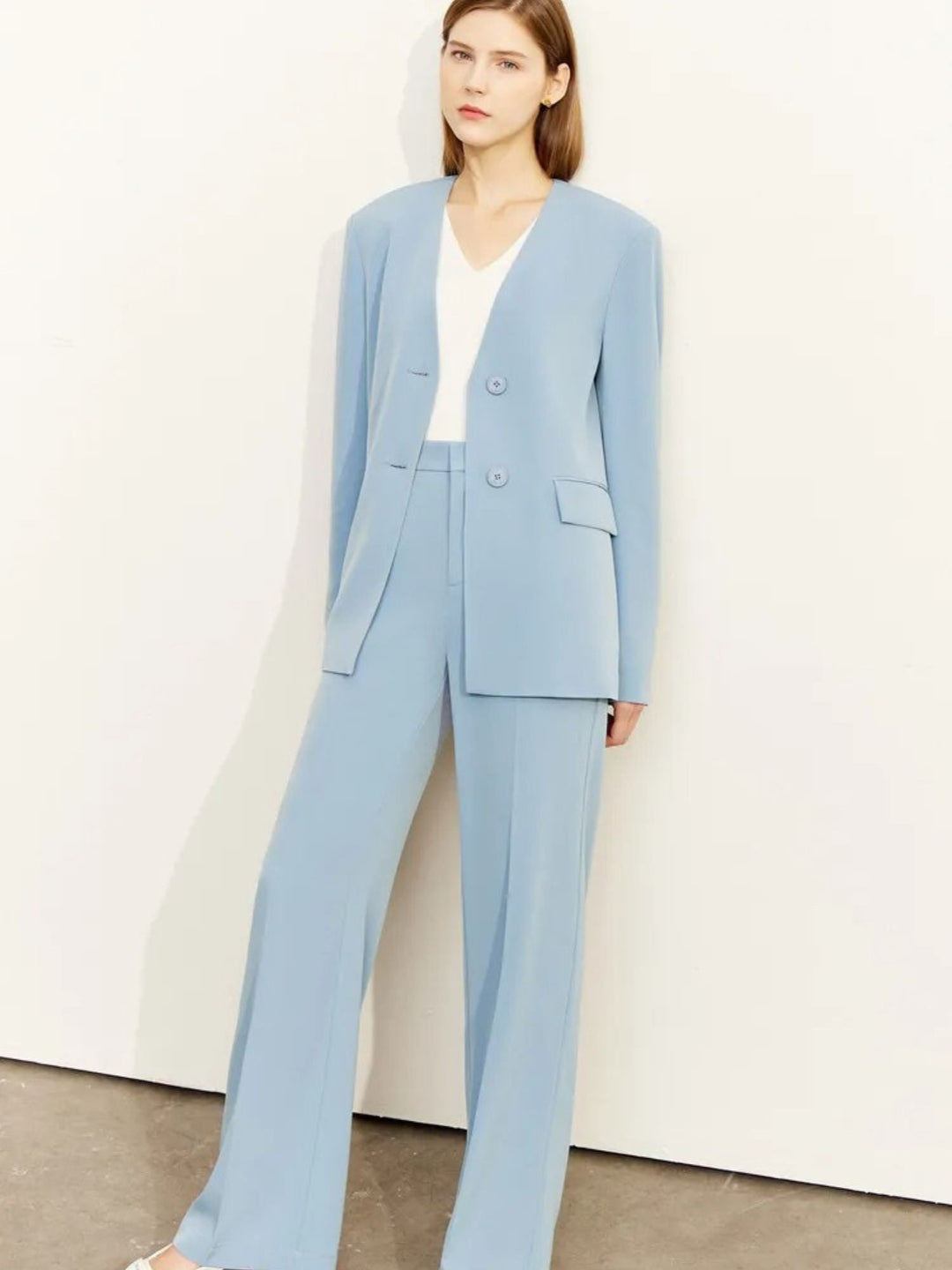 Minimalist V-neck blazer and wide-leg pants set 4