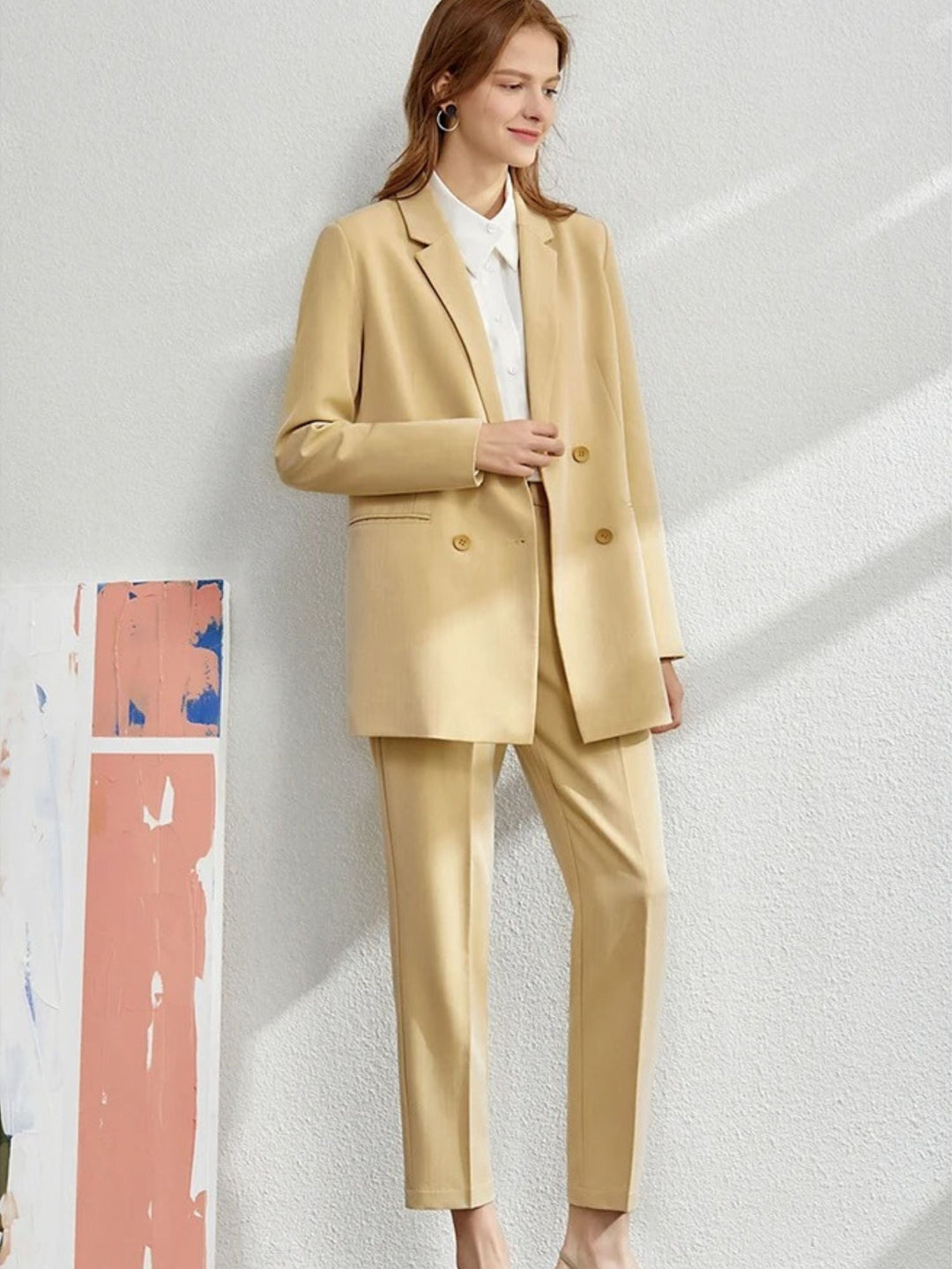 Versatile blazer and pantsuit set in chin-length 0