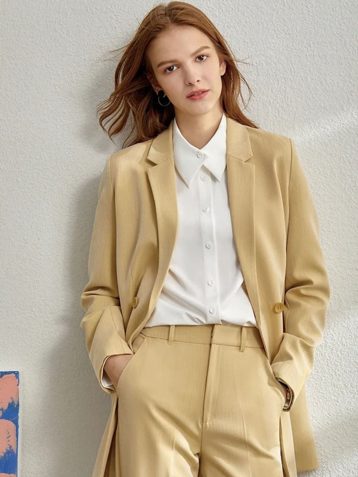Versatile blazer and pantsuit set in chin-length 1