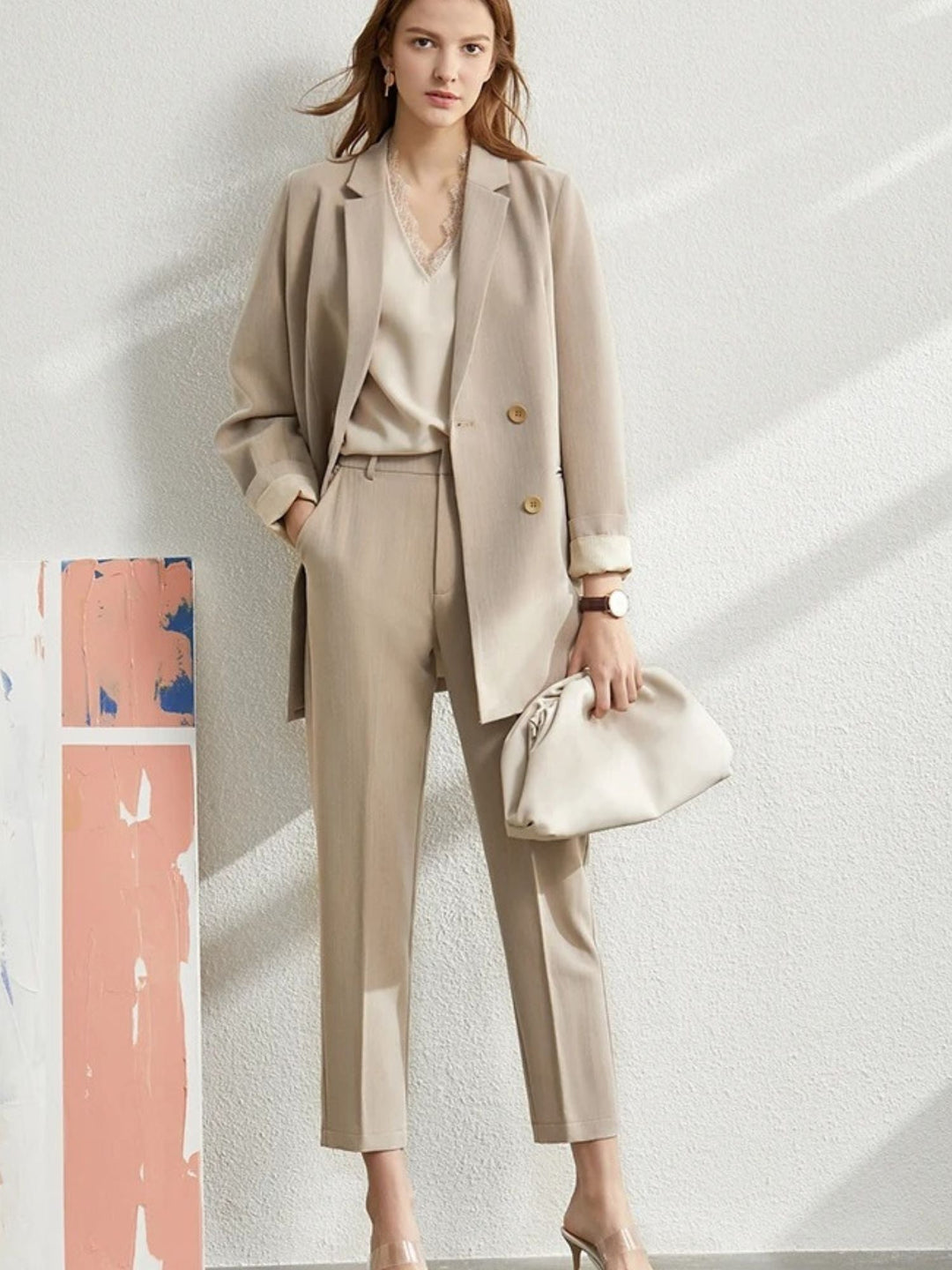 Versatile blazer and pantsuit set in chin-length 7